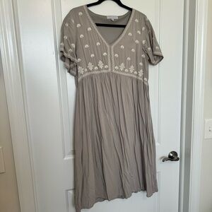 Piper & Scoot Knee Length Light Gray Floral with Embroidery Size M